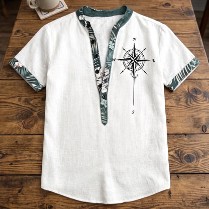 Chemise homme en fibre de bambou manches courtes blanche, col mandarin ouvert et liseré fleuri tropical, imprimé boussole sur la poitrine