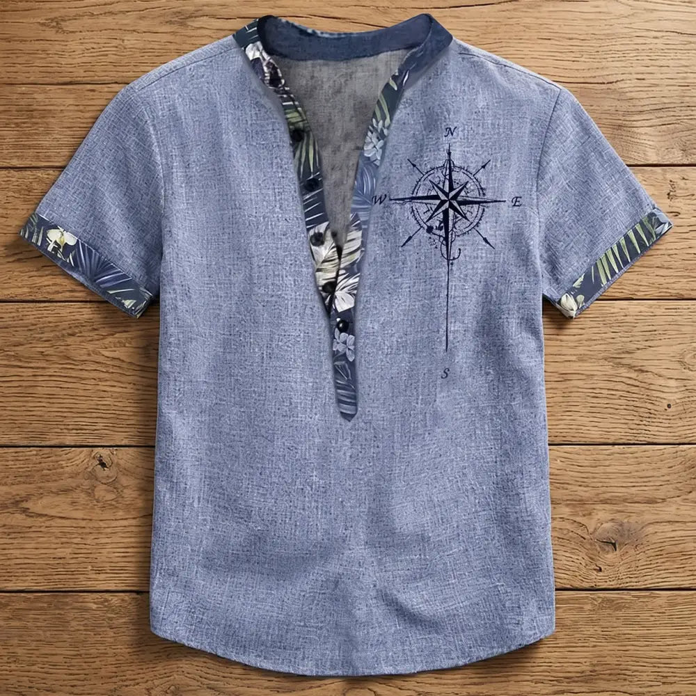 Chemise homme en fibre de bambou manches courtes gris bleu, liseré fleuri tropical et imprimé boussole sur la poitrine
