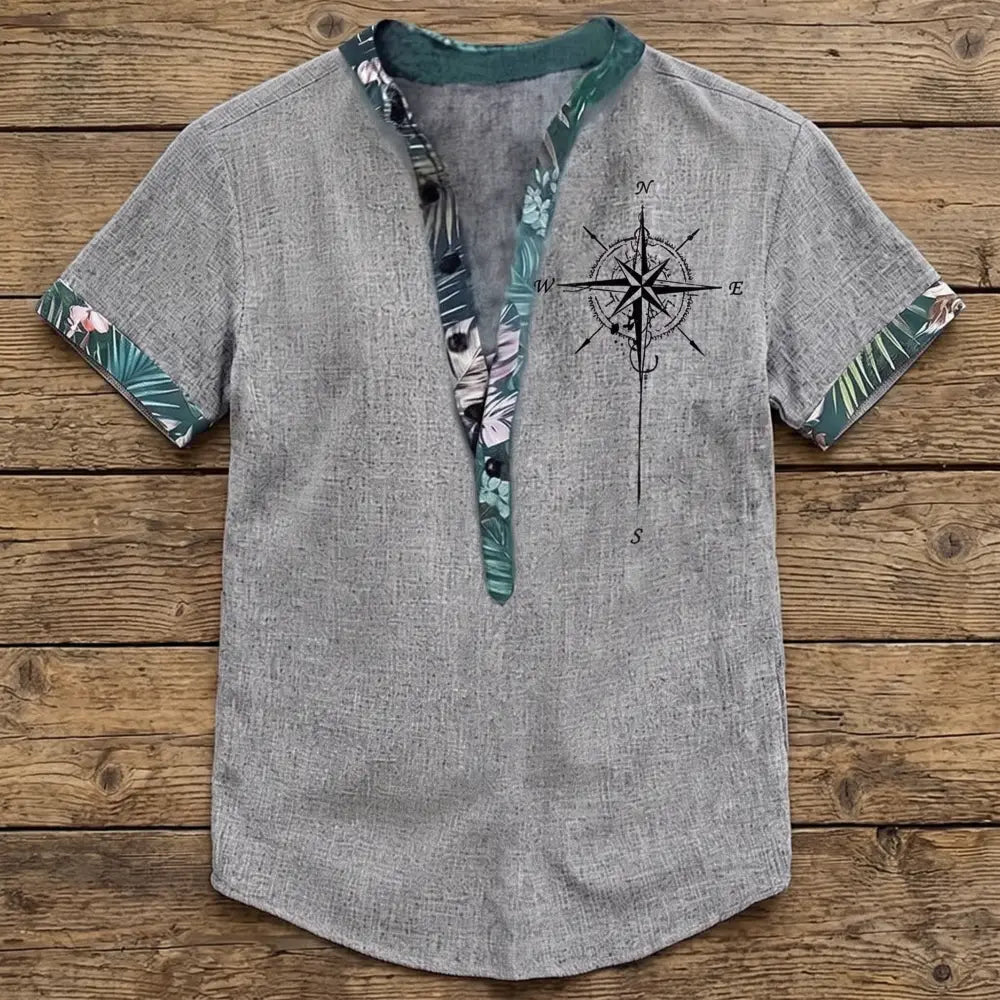 Chemise homme en fibre de bambou manches courtes grise, col mandarin ouvert et liseré fleuri tropical, imprimé boussole poitrine
