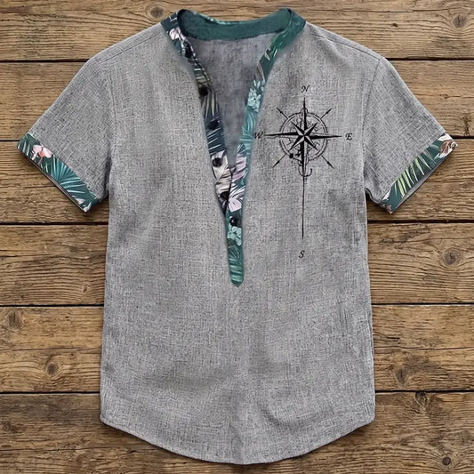 Chemise homme en fibre de bambou manches courtes grise, col mandarin ouvert et liseré fleuri tropical, imprimé boussole poitrine