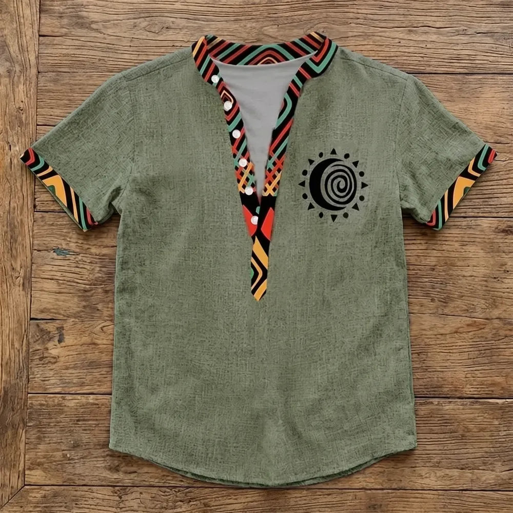 Chemise homme en fibre de bambou manches courtes kaki, liseré ethnique aztèque coloré et patch soleil spirale sur la poitrine