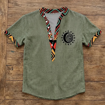 Chemise homme en fibre de bambou manches courtes kaki, liseré ethnique aztèque coloré et patch soleil spirale sur la poitrine