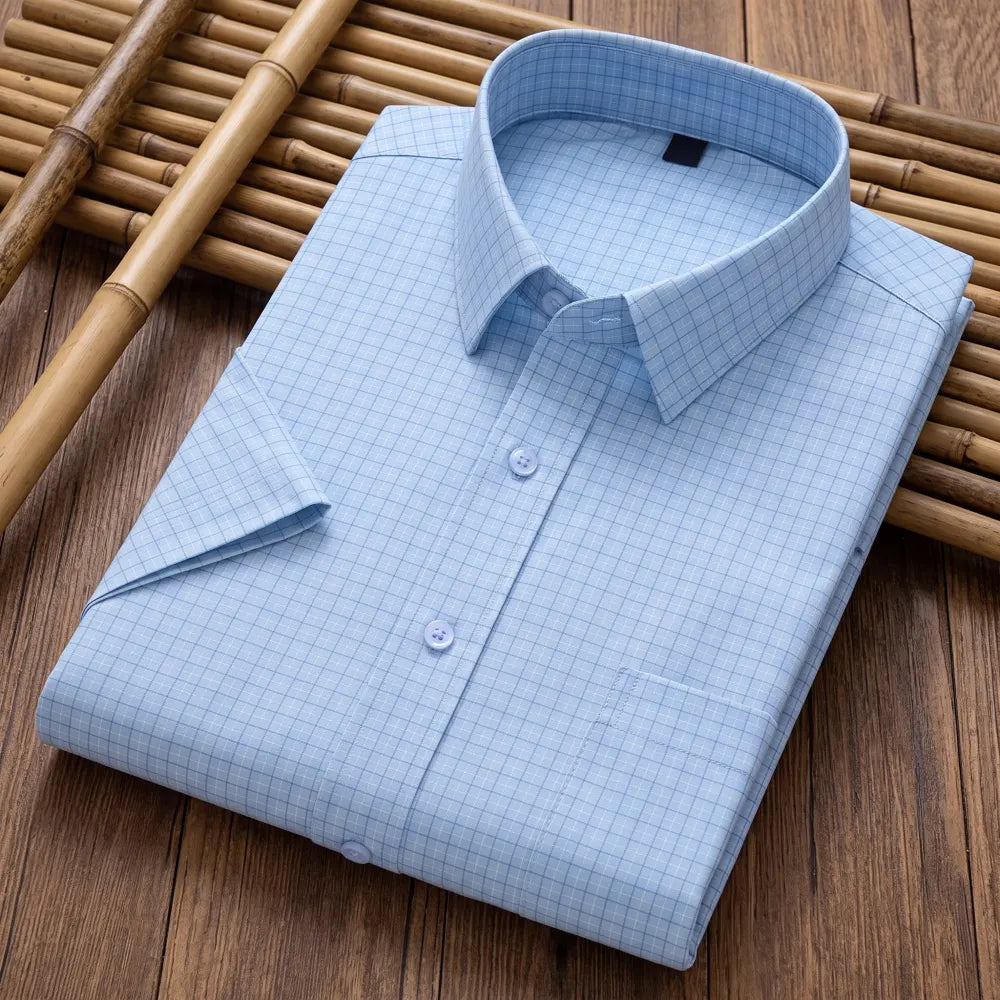 Chemise homme en fibre de bambou manches courtes bleu clair à carreaux fins, pliée sur fond bambou naturel