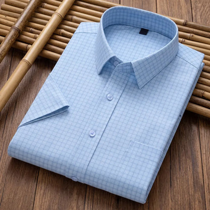 Chemise homme en fibre de bambou manches courtes bleu clair à carreaux fins, pliée sur fond bambou naturel