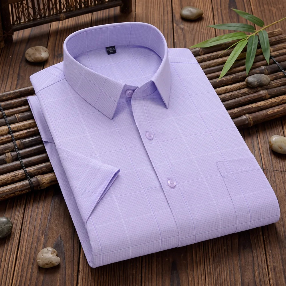 Chemise homme en fibre de bambou manches courtes mauve à carreaux fins, pliée sur fond bambou naturel