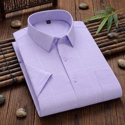 Chemise homme en fibre de bambou manches courtes mauve à carreaux fins, pliée sur fond bambou naturel