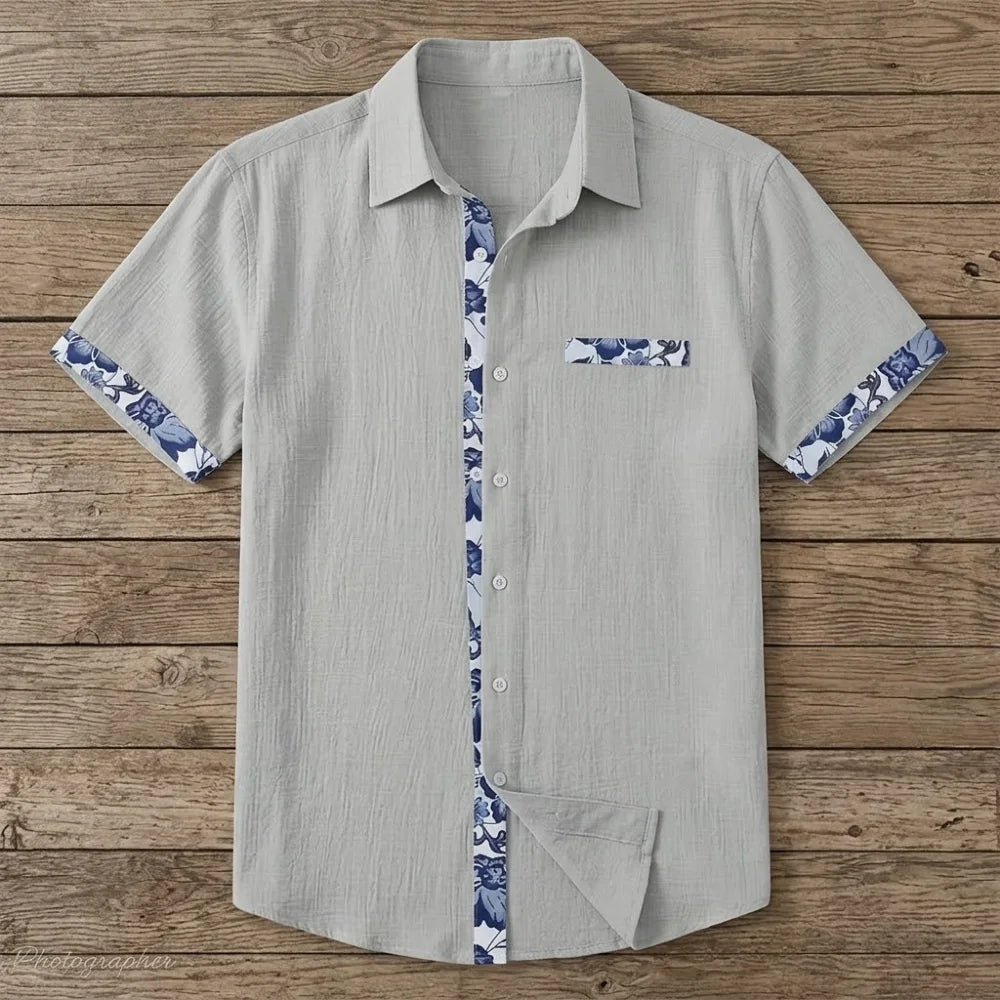 Chemise homme en fibre de bambou manches courtes gris clair, empiècements imprimé céramique bleu