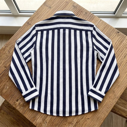 Chemise homme en fibre de bambou manches longues rayée bleu marine, vue de dos avec empiècement rayé