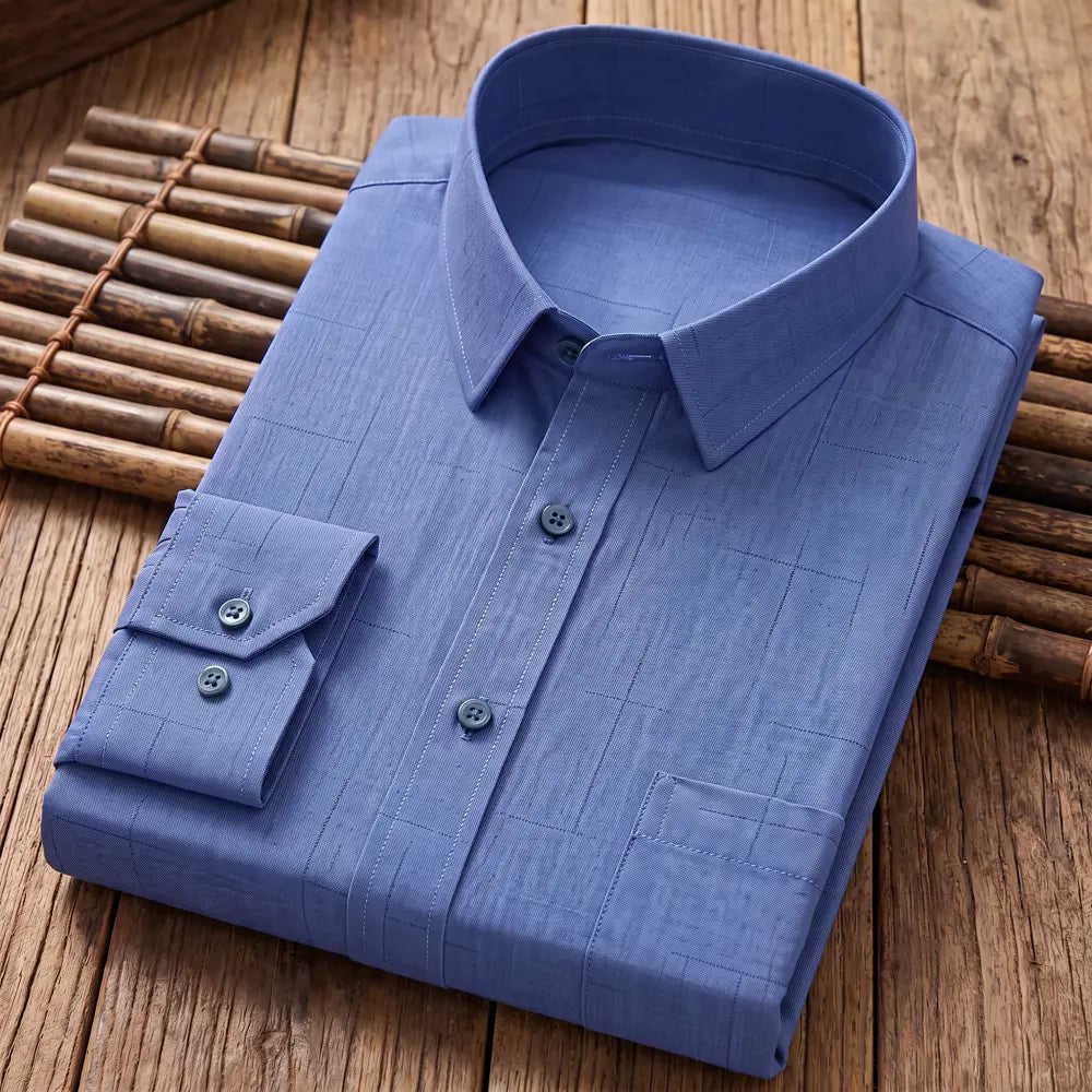 Chemise homme en fibre de bambou à motif quadrillé bleu ton sur ton, pliée sur une natte de bambou