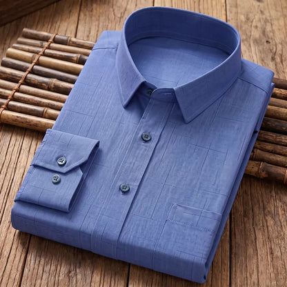 Chemise homme en fibre de bambou à motif quadrillé bleu ton sur ton, pliée sur une natte de bambou