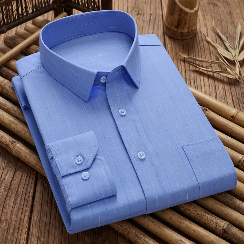 Chemise homme en fibre de bambou à fines rayures bleu clair, pliée sur des tiges de bambou avec un petit récipient en bambou