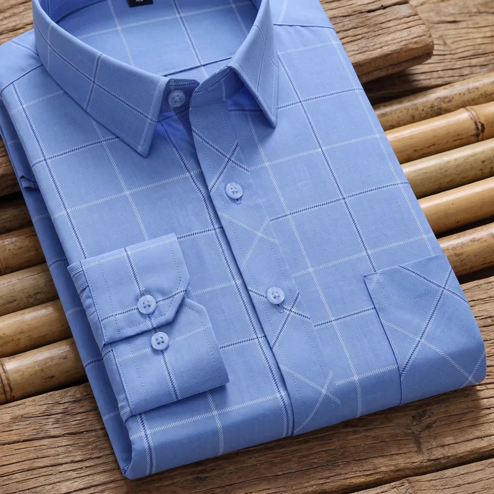 Chemise homme en fibre de bambou à grands carreaux bleu clair, poche poitrine, pliée sur des tiges de bambou