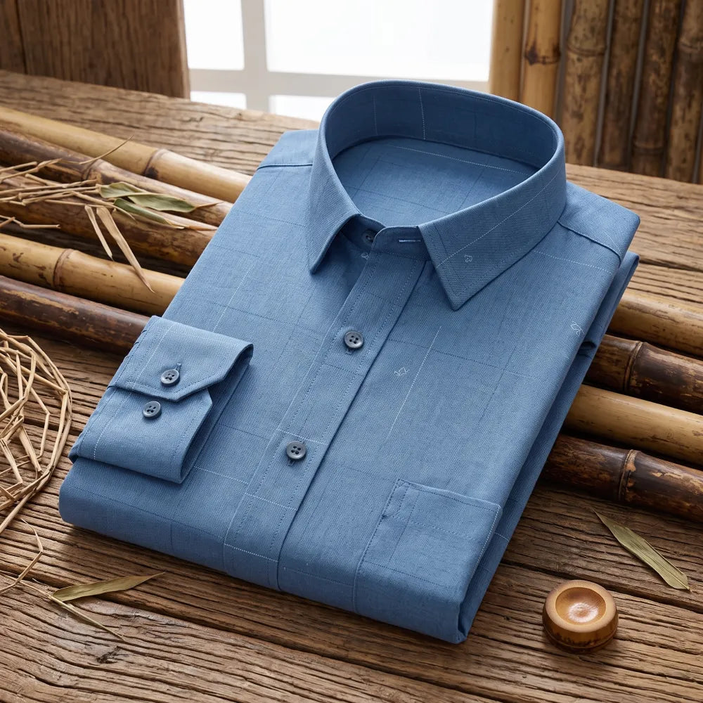 Chemise homme en fibre de bambou à carreaux fins bleu, poche poitrine, près d'une fenêtre