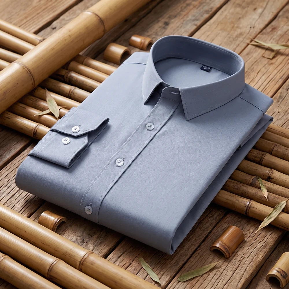 Chemise homme en fibre de bambou unie gris-bleu ardoise, pliée sur une natte de bambou