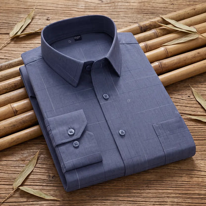 Chemise homme en fibre de bambou à carreaux fins gris-bleu, poche poitrine, sur fond de tiges de bambou