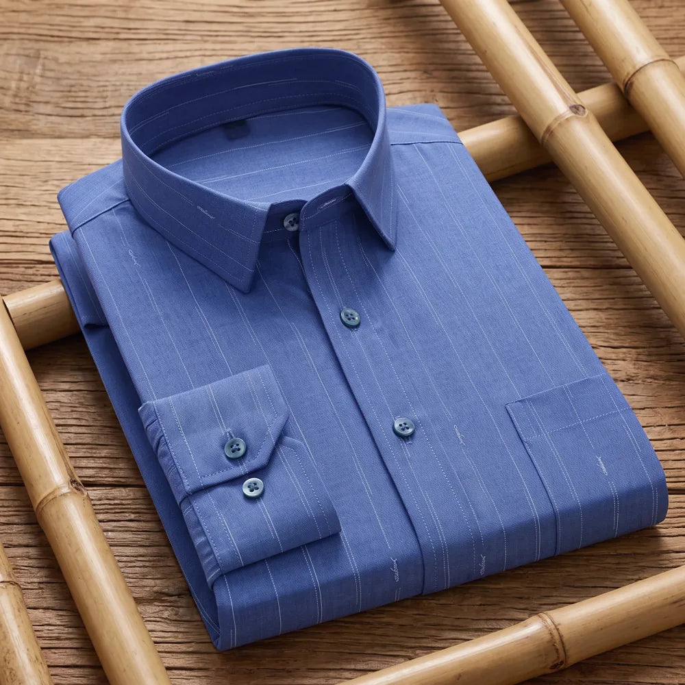 Chemise homme en fibre de bambou à fines rayures bleu, pliée sur des tiges de bambou croisées