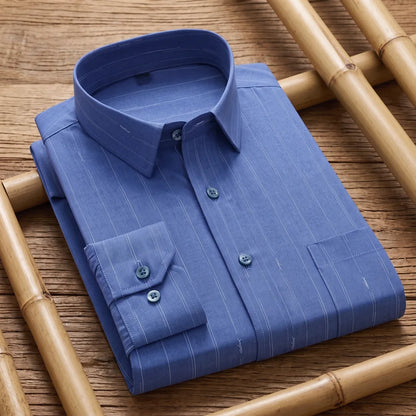 Chemise homme en fibre de bambou à fines rayures bleu, pliée sur des tiges de bambou croisées