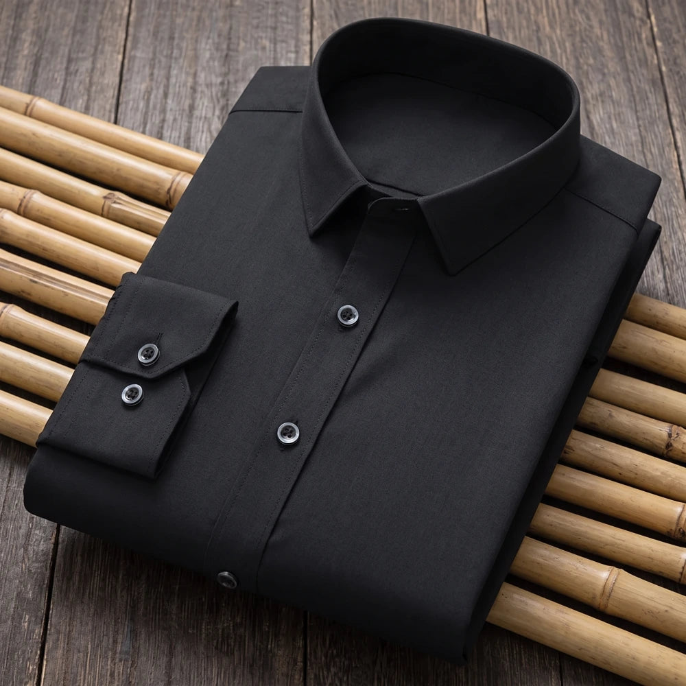 Chemise homme en fibre de bambou unie noire, pliée sur des tiges de bambou
