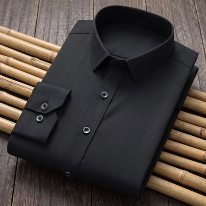 Chemise homme en fibre de bambou unie noire, pliée sur des tiges de bambou