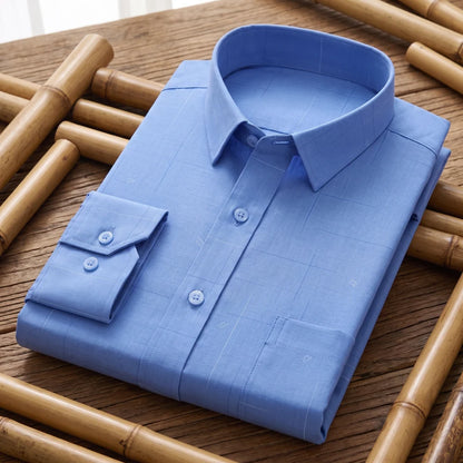Chemise homme en fibre de bambou à carreaux fins bleu clair ton sur ton, pliée sur des tiges de bambou