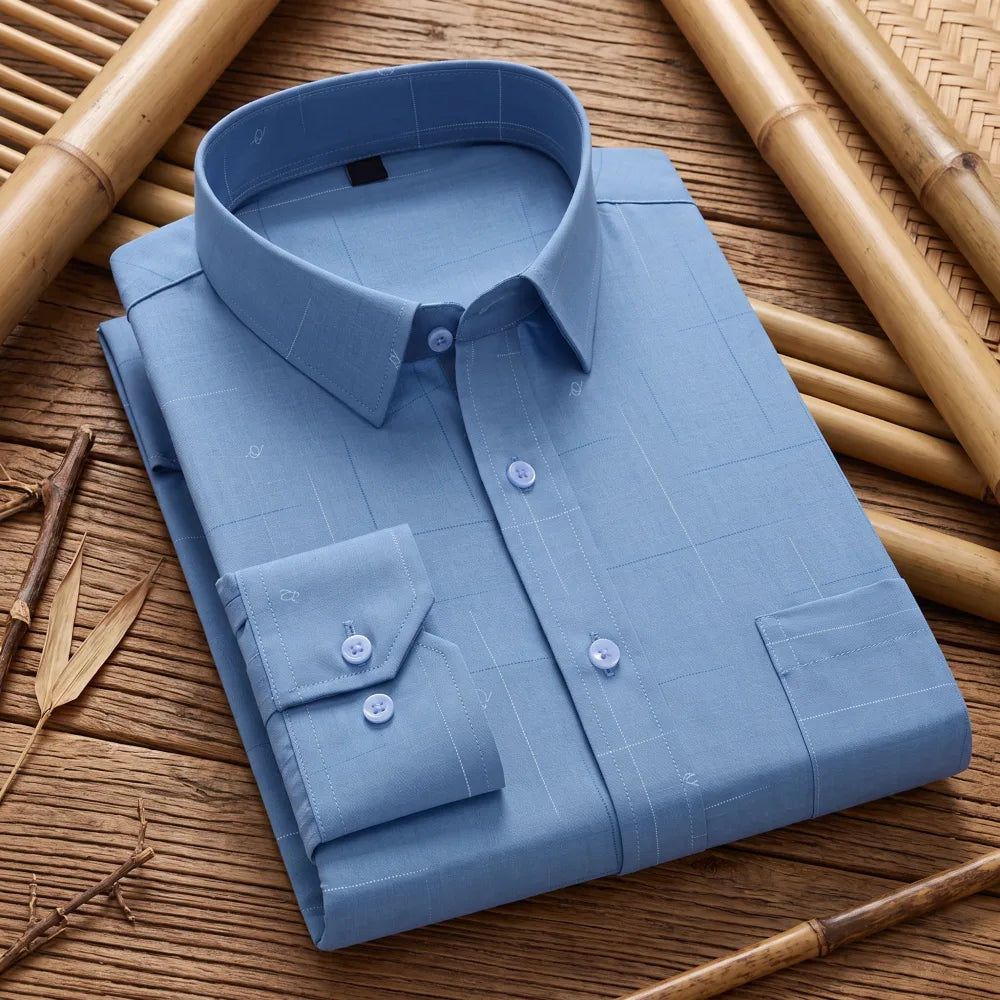 Chemise homme en fibre de bambou à carreaux fins bleu clair, pliée sur des tiges de bambou croisées