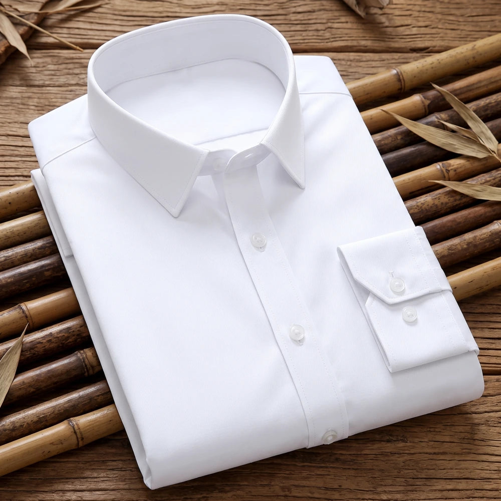 Chemise homme en fibre de bambou unie blanche, pliée sur des tiges de bambou
