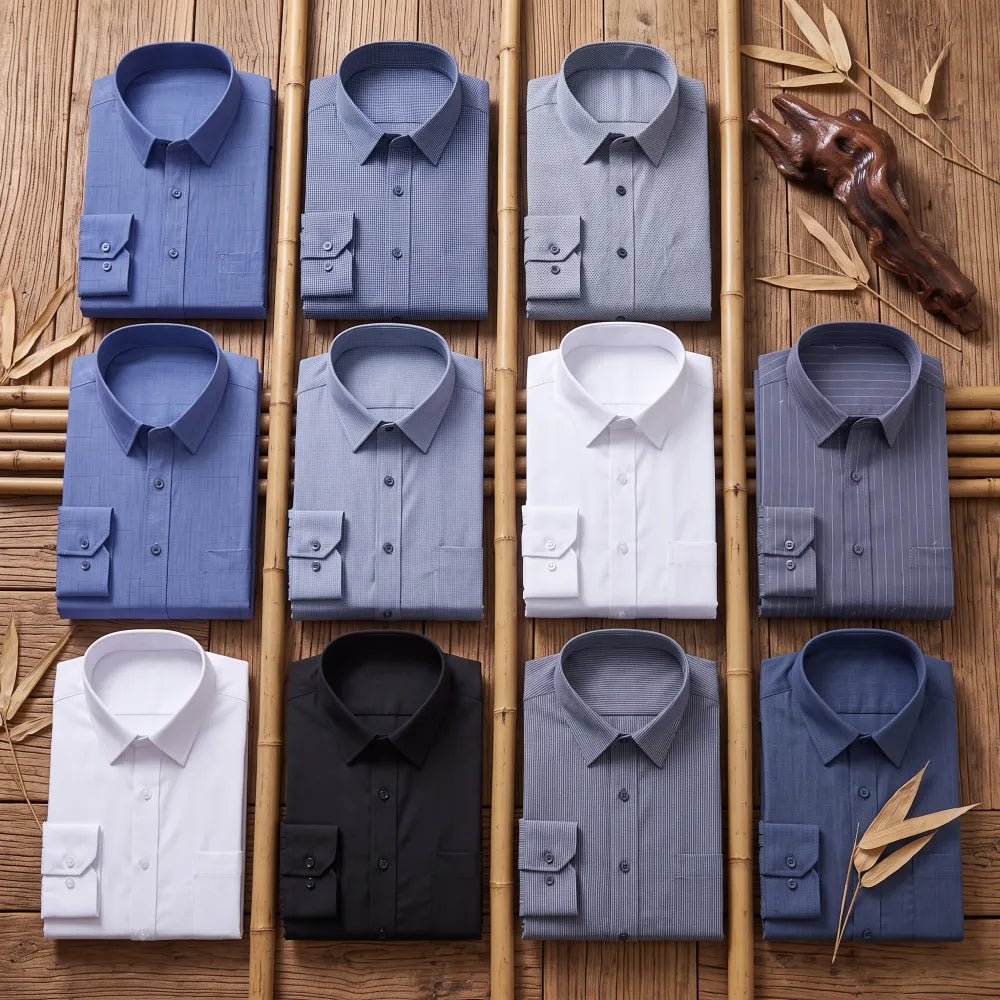 Douze chemises homme en fibre de bambou pliées côte à côte sur des lattes de bambou, coloris unis et motifs à rayures et carreaux