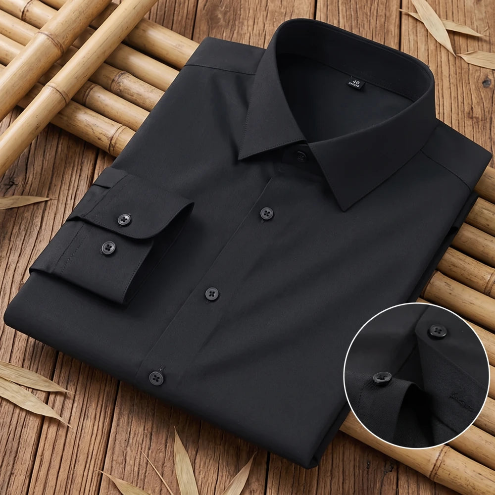 Chemise homme en fibre de bambou coupe slim noire, pliée avec gros plan sur le col et le poignet