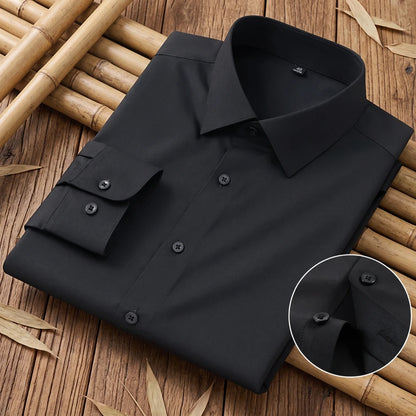 Chemise homme en fibre de bambou coupe slim noire, pliée avec gros plan sur le col et le poignet