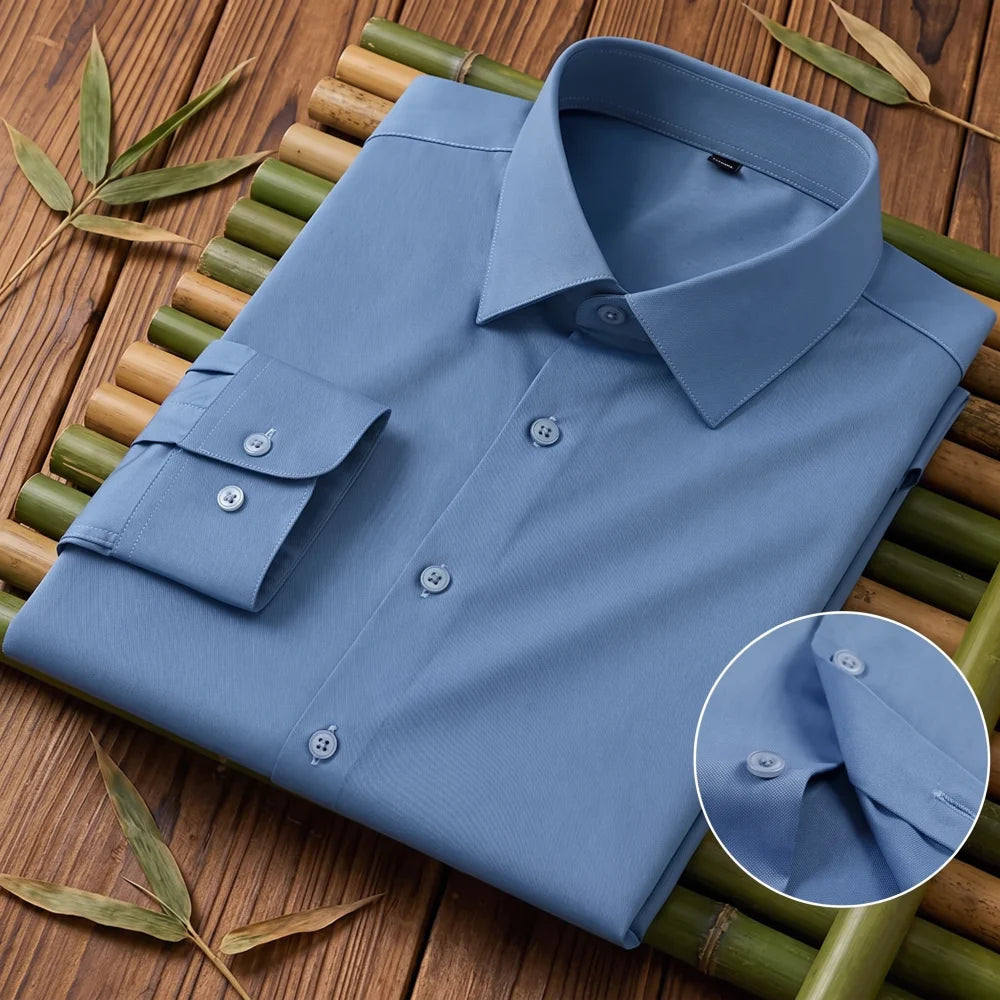 Chemise homme en fibre de bambou coupe slim bleue, pliée avec gros plan sur le col et les boutons
