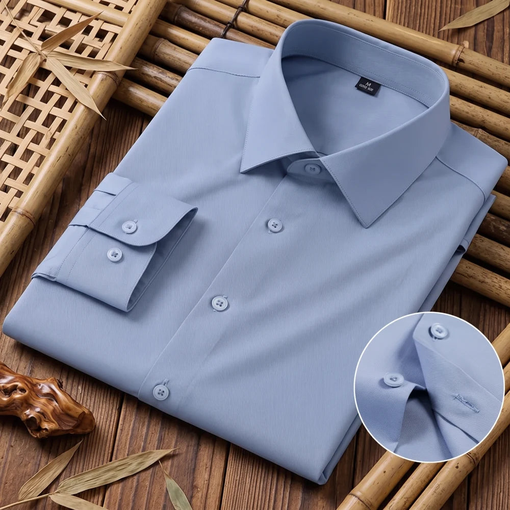 Chemise homme en fibre de bambou coupe slim bleu gris, pliée avec gros plan sur le col et le poignet