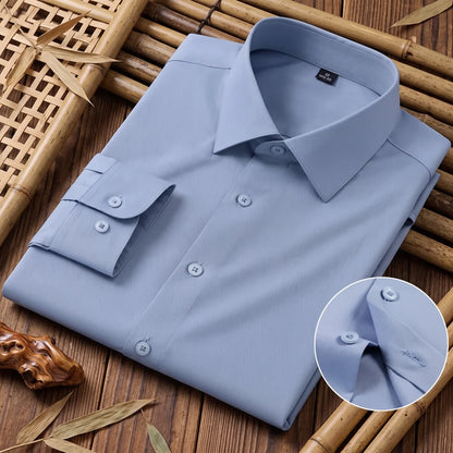 Chemise homme en fibre de bambou coupe slim bleu gris, pliée avec gros plan sur le col et le poignet