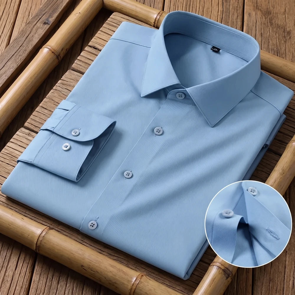 Chemise homme en fibre de bambou coupe slim bleu ciel clair, pliée avec gros plan sur le col et le poignet