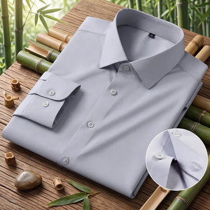 Chemise homme en fibre de bambou coupe slim grise, pliée avec gros plan sur le col et le poignet, fond bambou naturel