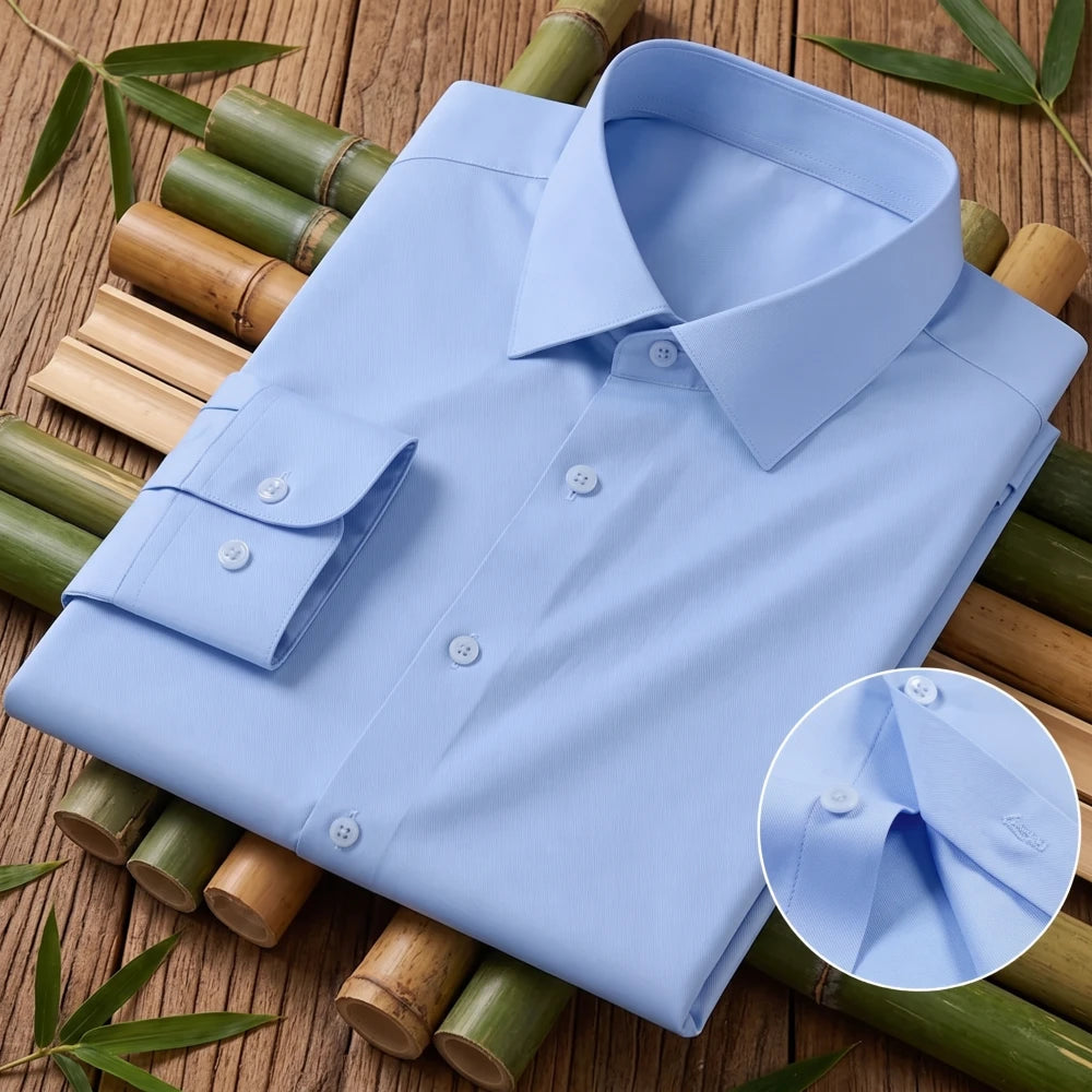 Chemise homme en fibre de bambou coupe slim bleu clair, pliée avec gros plan sur le col et le poignet