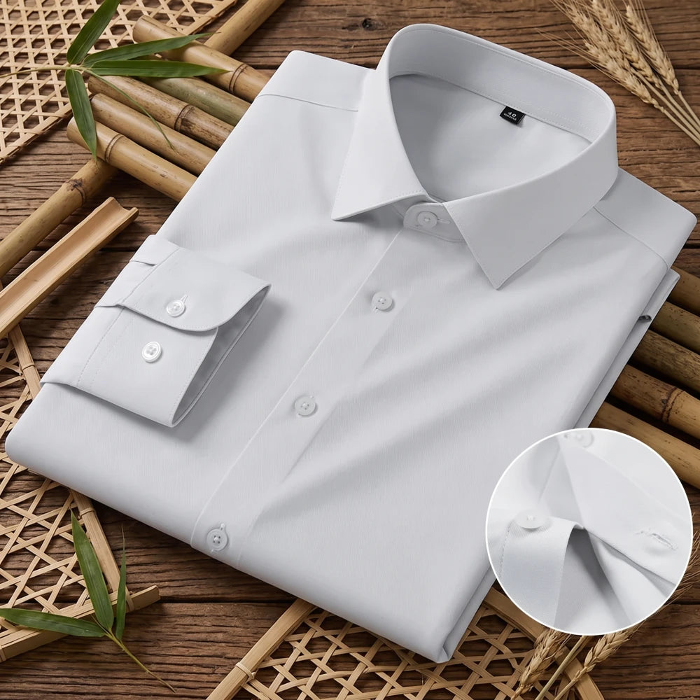 Chemise homme en fibre de bambou coupe slim gris perle, pliée avec gros plan sur le col et le poignet, fond bambou naturel