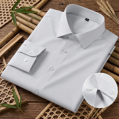 Chemise homme en fibre de bambou coupe slim gris perle, pliée avec gros plan sur le col et le poignet, fond bambou naturel