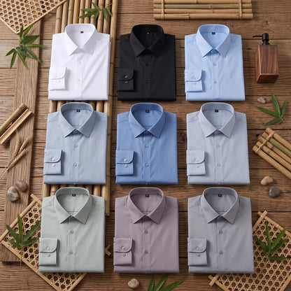 Neuf chemises homme en fibre de bambou coupe slim, coloris blanc, noir, bleu, bleu gris, vert sauge et gris, pliées sur fond bambou