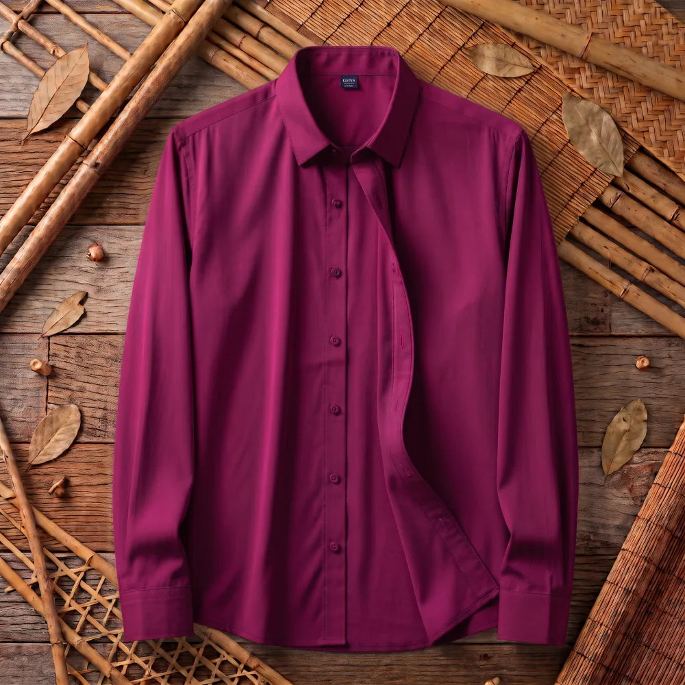 Chemise homme en fibre de bambou unie bordeaux, posée à plat sur bois et bambou tressé