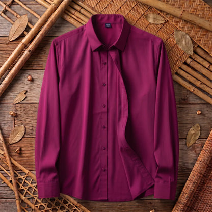 Chemise homme en fibre de bambou unie bordeaux, posée à plat sur bois et bambou tressé