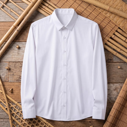 Chemise homme en fibre de bambou unie blanche, posée à plat sur bois et bambou tressé