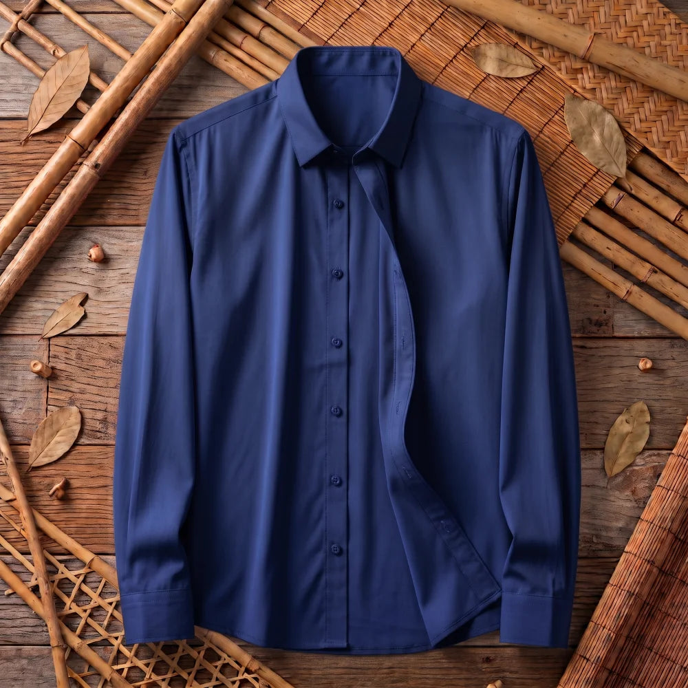 Chemise homme en fibre de bambou unie bleu marine, posée à plat sur bois et bambou tressé
