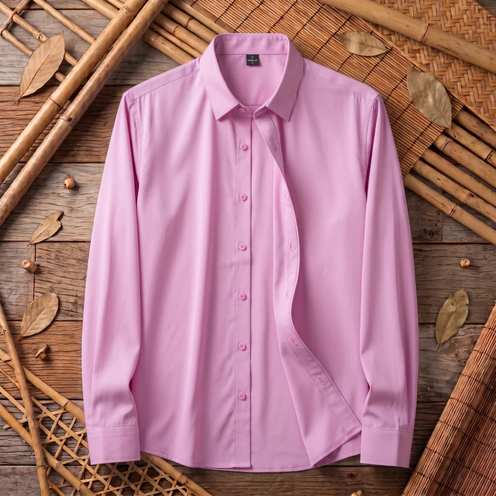 Chemise homme en fibre de bambou unie rose, posée à plat sur bois et bambou tressé