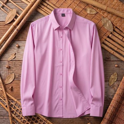 Chemise homme en fibre de bambou unie rose, posée à plat sur bois et bambou tressé