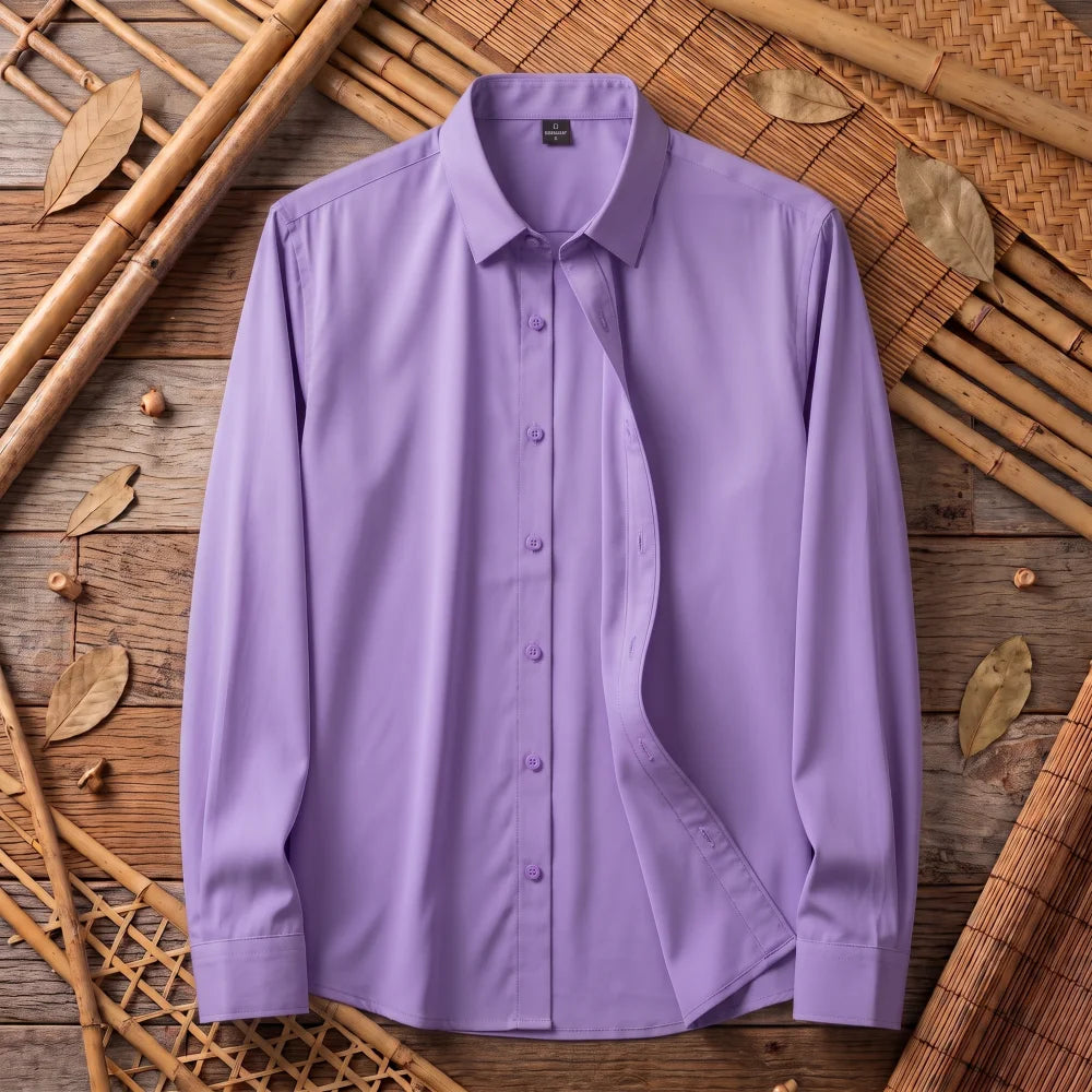 Chemise homme en fibre de bambou unie lilas, posée à plat sur bois et bambou tressé