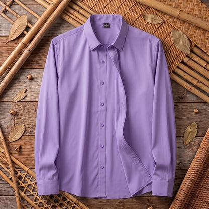 Chemise homme en fibre de bambou unie lilas, posée à plat sur bois et bambou tressé