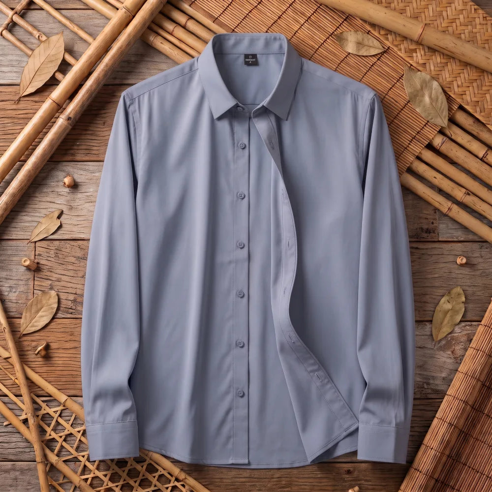 Chemise homme en fibre de bambou unie bleu-gris clair, posée à plat sur bois et bambou tressé