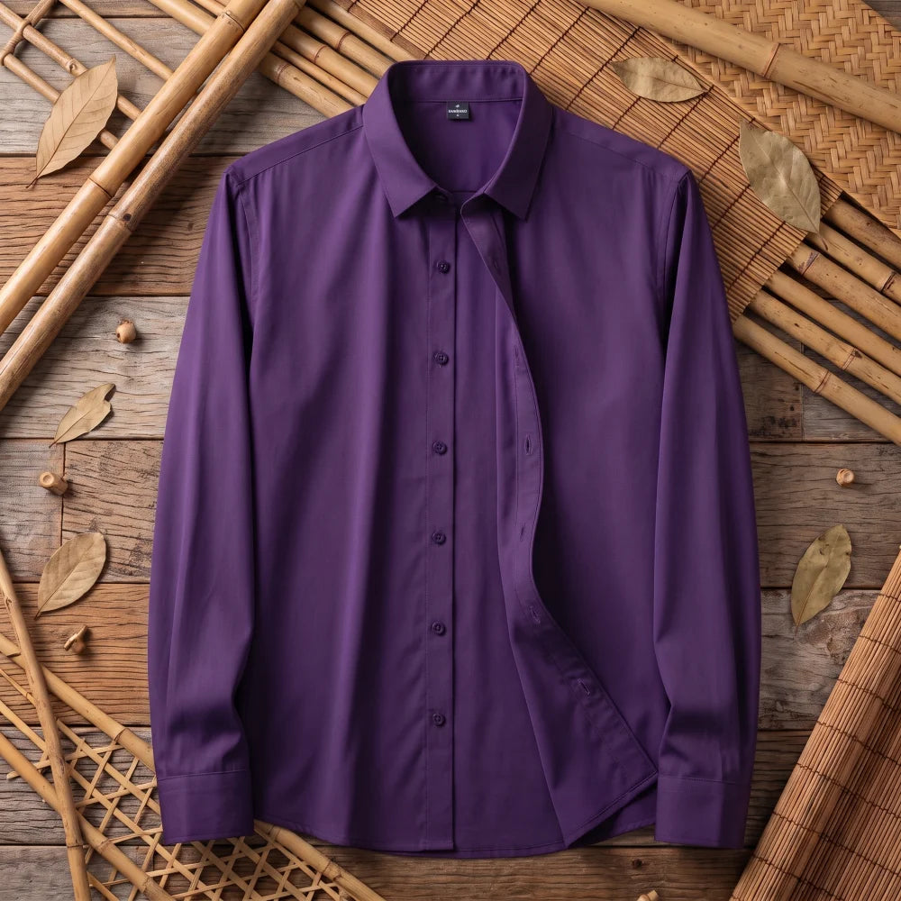 Chemise homme en fibre de bambou unie violette, posée à plat sur bois et bambou tressé