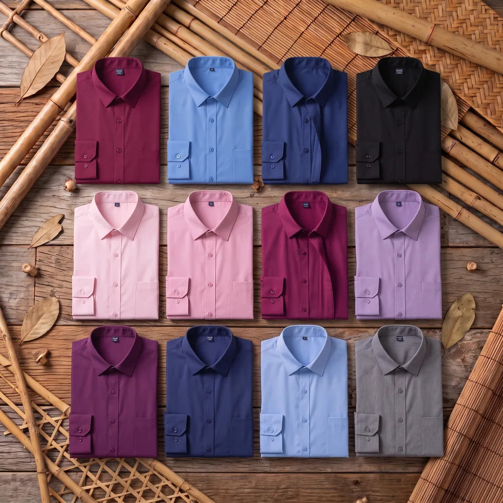 Douze chemises homme en fibre de bambou unies pliées côte à côte sur un fond de bambou tressé et bois, large choix de coloris
