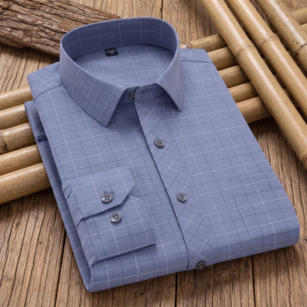 Chemise homme en fibre de bambou à motif carreaux fenêtre bleu-gris, pliée sur une natte de bambou